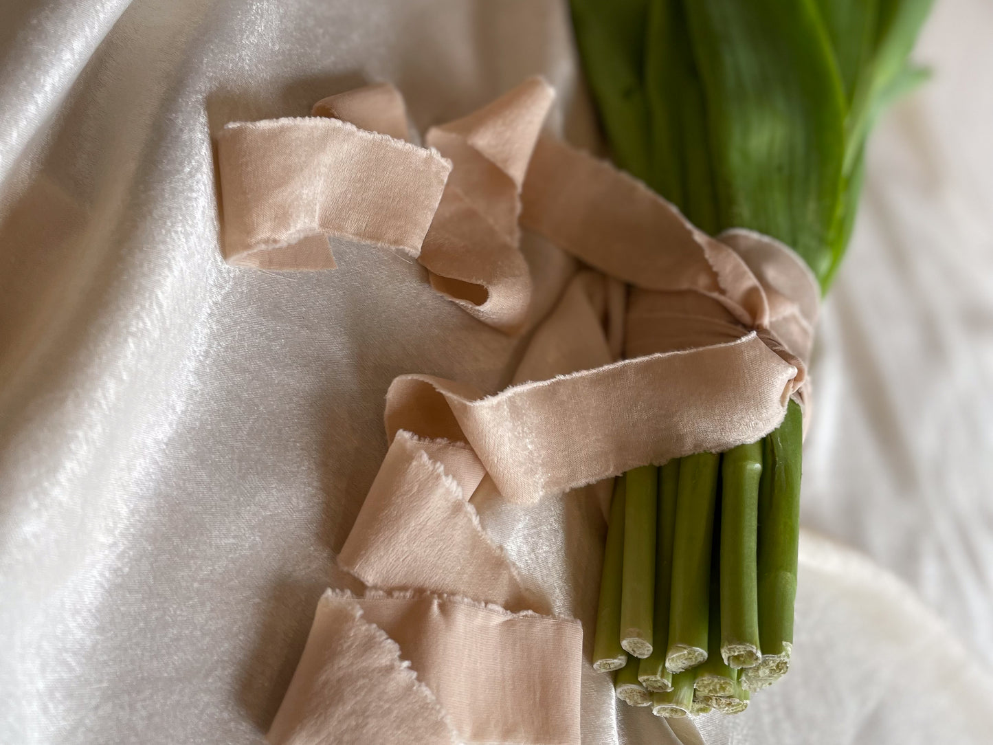 nude wedding bouquet, ribbon, bridal bouquet, floral arrangement, wedding flowers, ribbon accents, nude color scheme