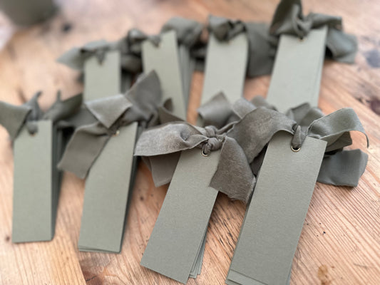 Pack of 5 Blank Eucalyptus Green Place Cards with Organza Ribbon | Festive Christmas & New Year Table Décor