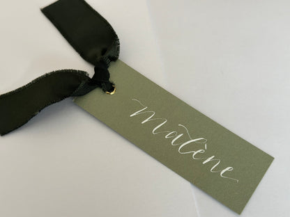 dark green wedding place card, rustic wedding decor, elegant escort cards, customizable place settings, eco-friendly wedding details, garden wedding theme, personalized card holders, handwritten calligraphy, vintage wedding styling, sustainable wedding accessories