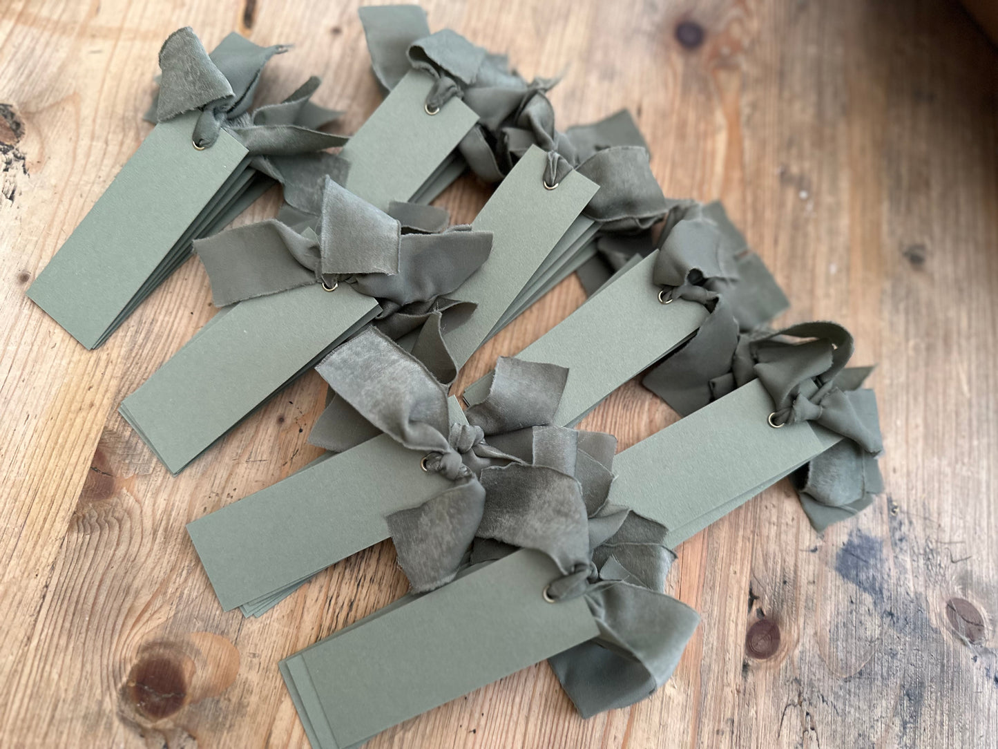 Pack of 5 Blank Eucalyptus Green Place Cards with Organza Ribbon | Festive Christmas & New Year Table Décor