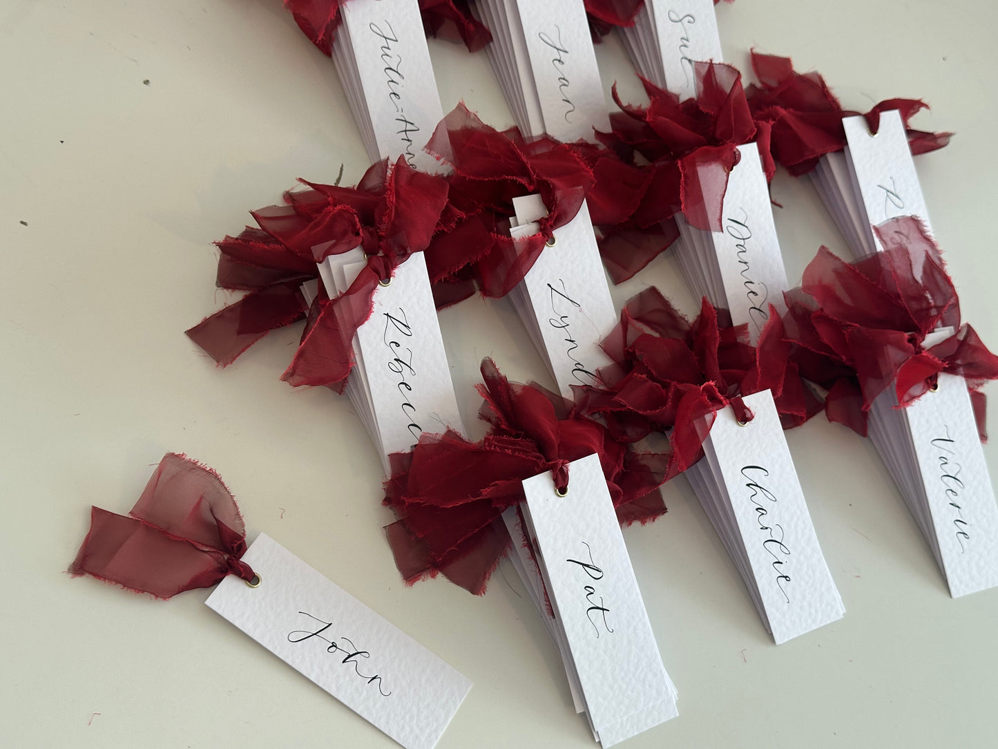 HAMMERED White + Wine Burgundy Organza Ribbon Calligraphy Place Name Card | Calligraphy Wedding Place Name Card | Gold or Silver Eyelet Place Card