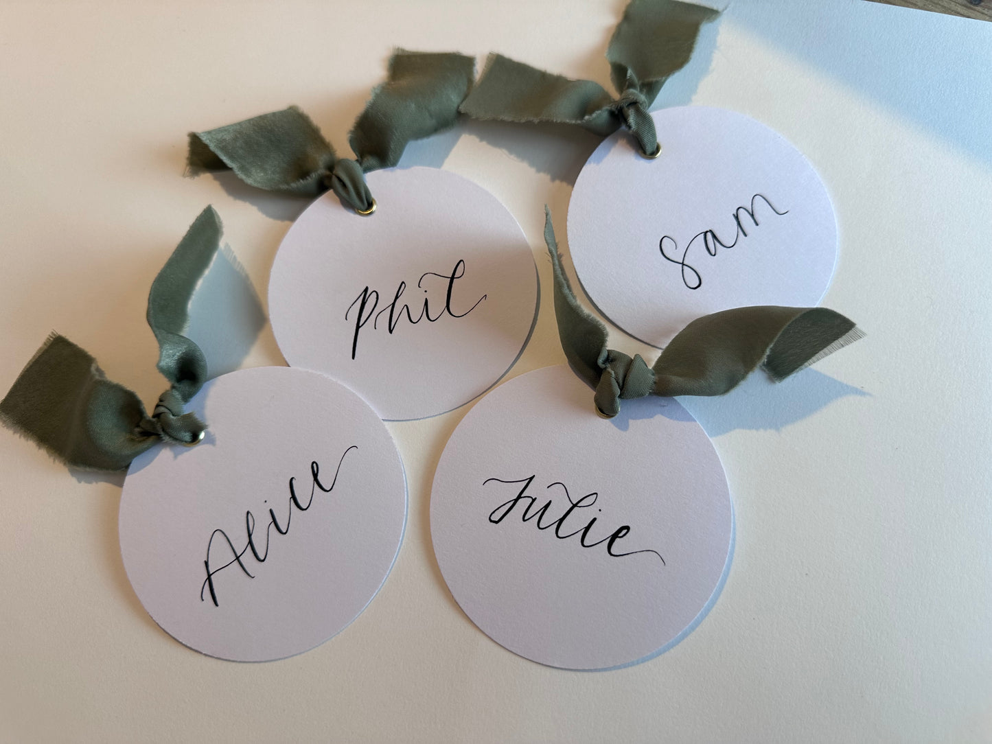 circular place card, circle place card, circle ribbon place card, circle name card