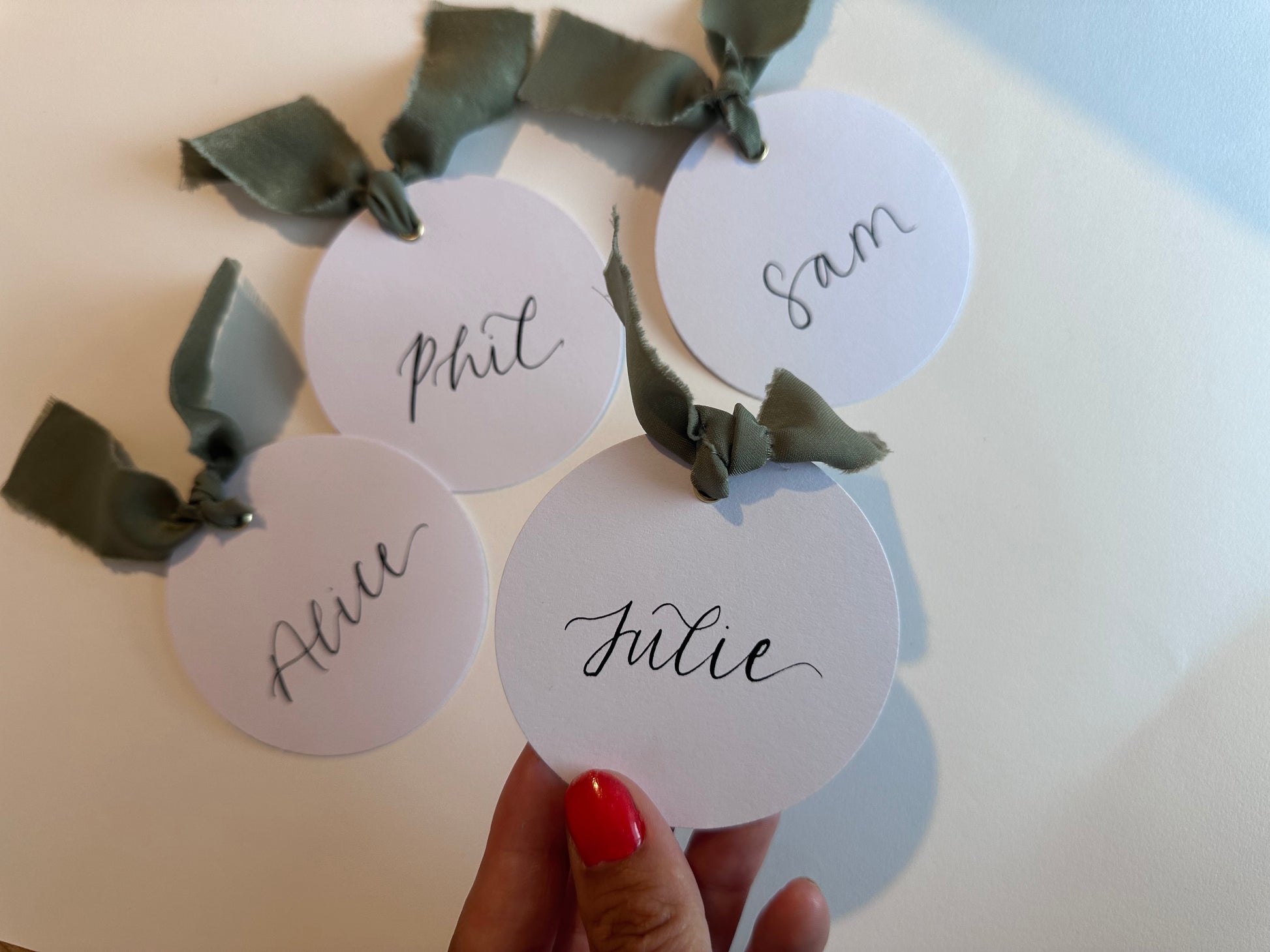 circular place card, circle place card, circle ribbon place card, circle name card