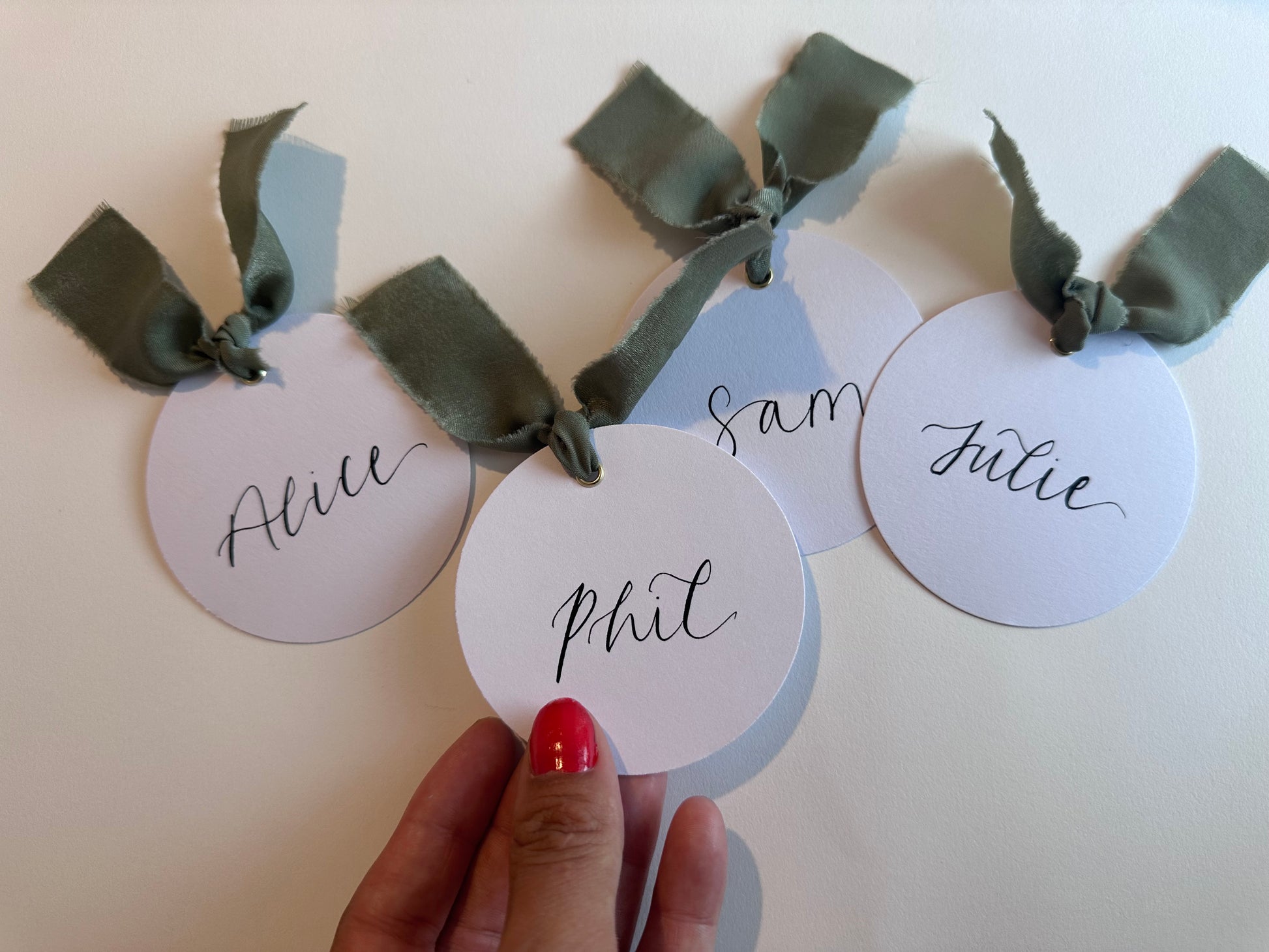 circular place card, circle place card, circle ribbon place card, circle name card