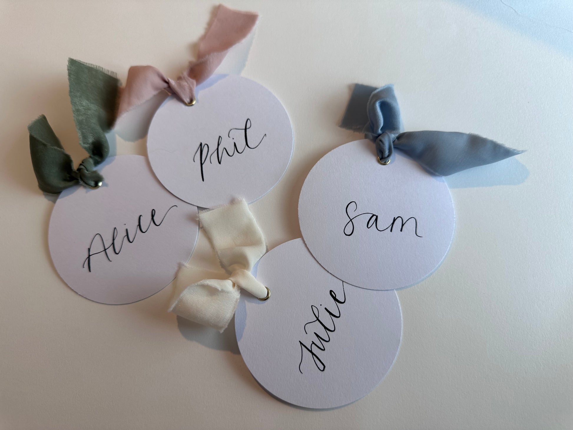 circular place card, circle place card, circle ribbon place card, circle name card