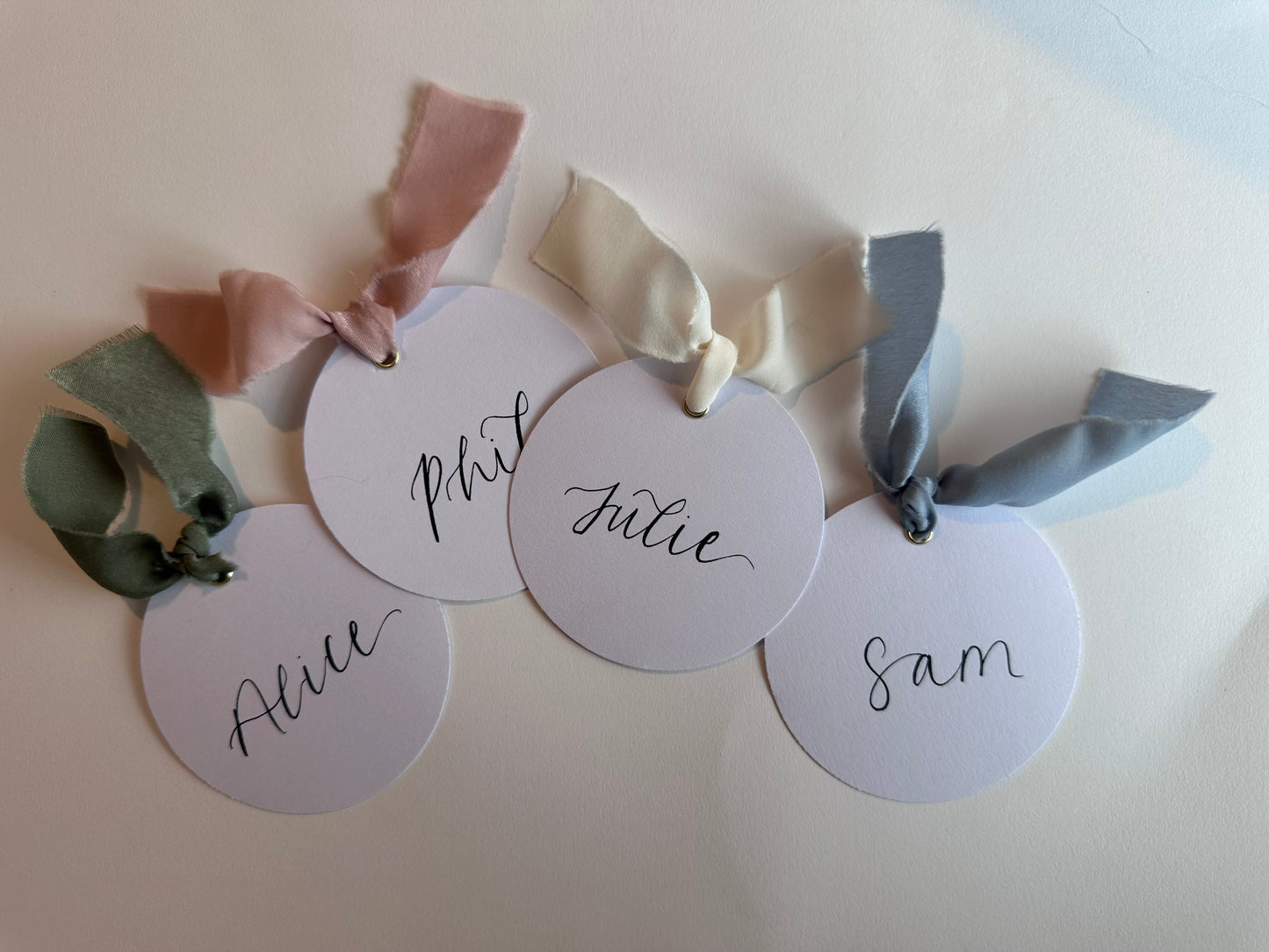 circular place card, circle place card, circle ribbon place card, circle name card