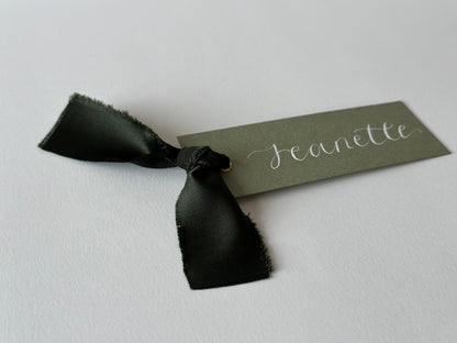 dark green wedding place card, rustic wedding decor, elegant escort cards, customizable place settings, eco-friendly wedding details, garden wedding theme, personalized card holders, handwritten calligraphy, vintage wedding styling, sustainable wedding accessories